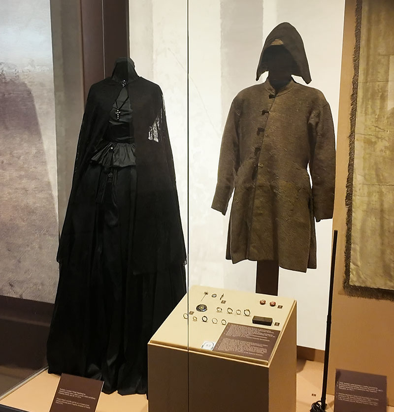 Suknia z czasów żałoby narodowej i strój zesłańca na Syberię