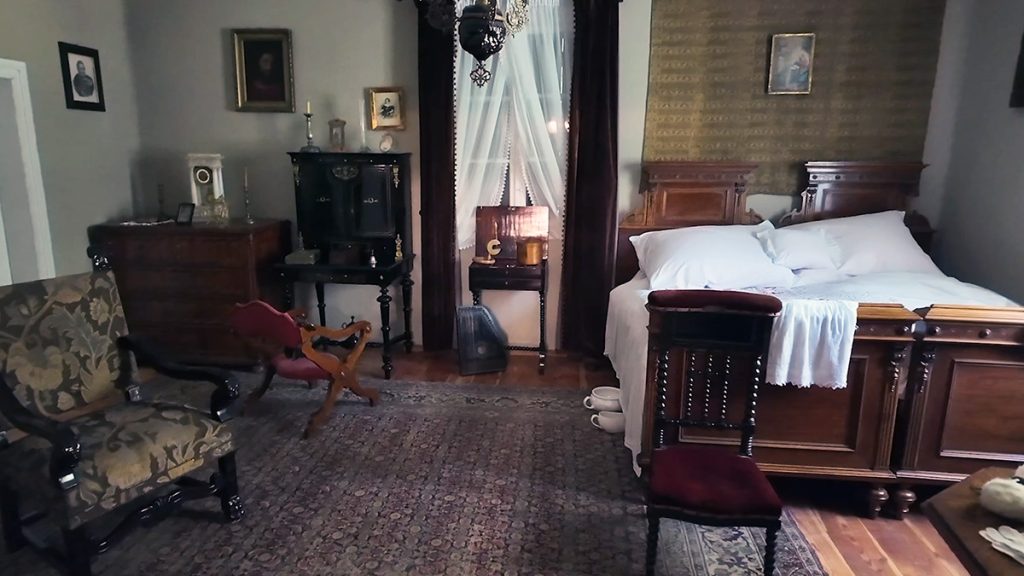 Szlachecka sypialnia stylizowana na XVIII-XIX stulecie