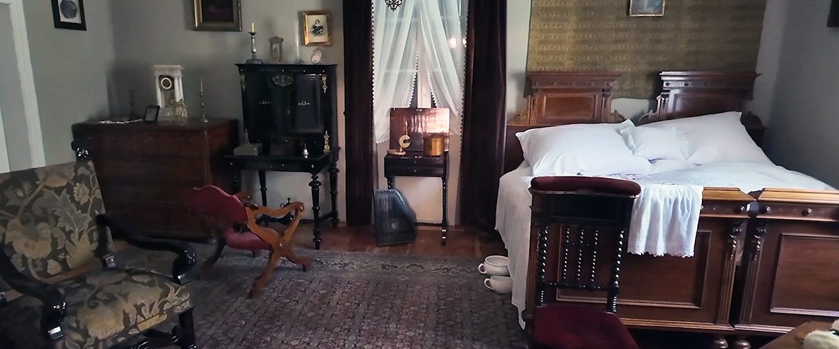 Szlachecka sypialnia stylizowana na XVIII-XIX stulecie