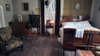 Szlachecka sypialnia stylizowana na XVIII-XIX stulecie