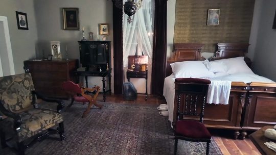 Szlachecka sypialnia stylizowana na XVIII-XIX stulecie