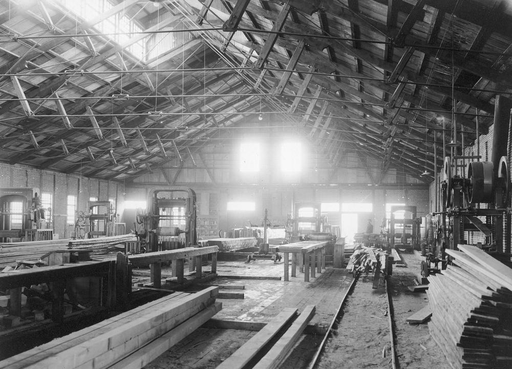 Jeden z tartaków należących do Kowalskiego. Zdjęcie z okresu międzywojennego (domena publiczna).