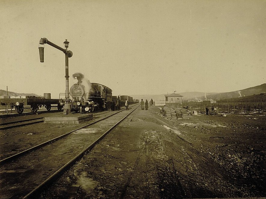 Jedna ze stacja Kolei Wschodniochińskiej. Zdjęcie z 1901 roku (domena publiczna).