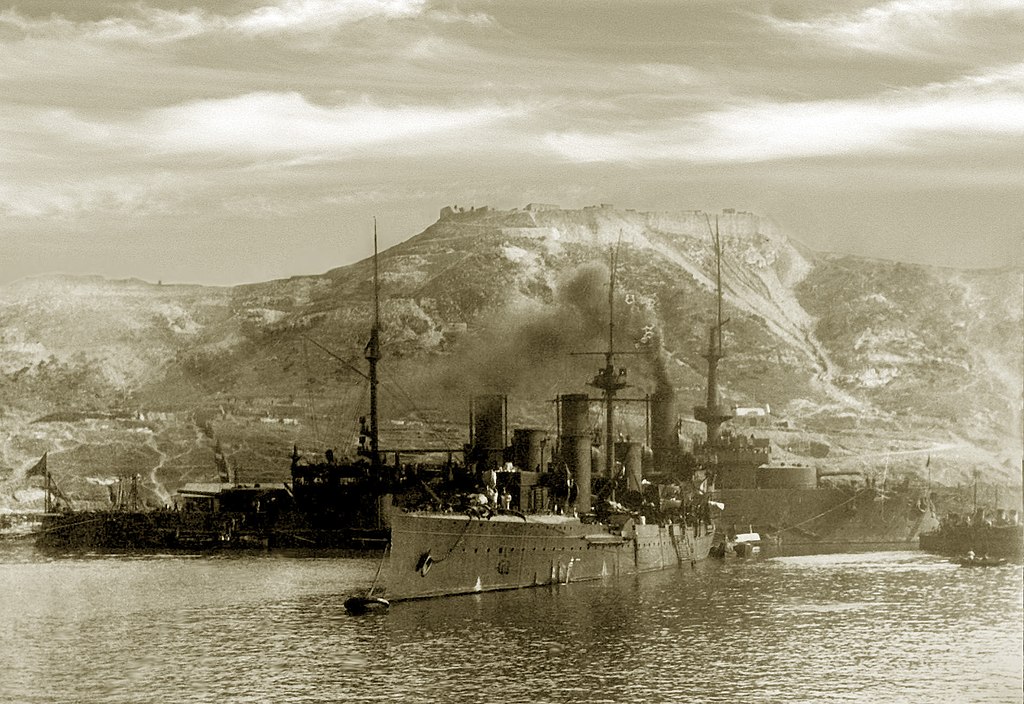 Rosyjski krążownik Nowik na redzie Port Artur (domena publiczna).