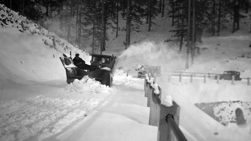 Odśnieżanie górskiej drogi na południu Polski. Rok 1930.