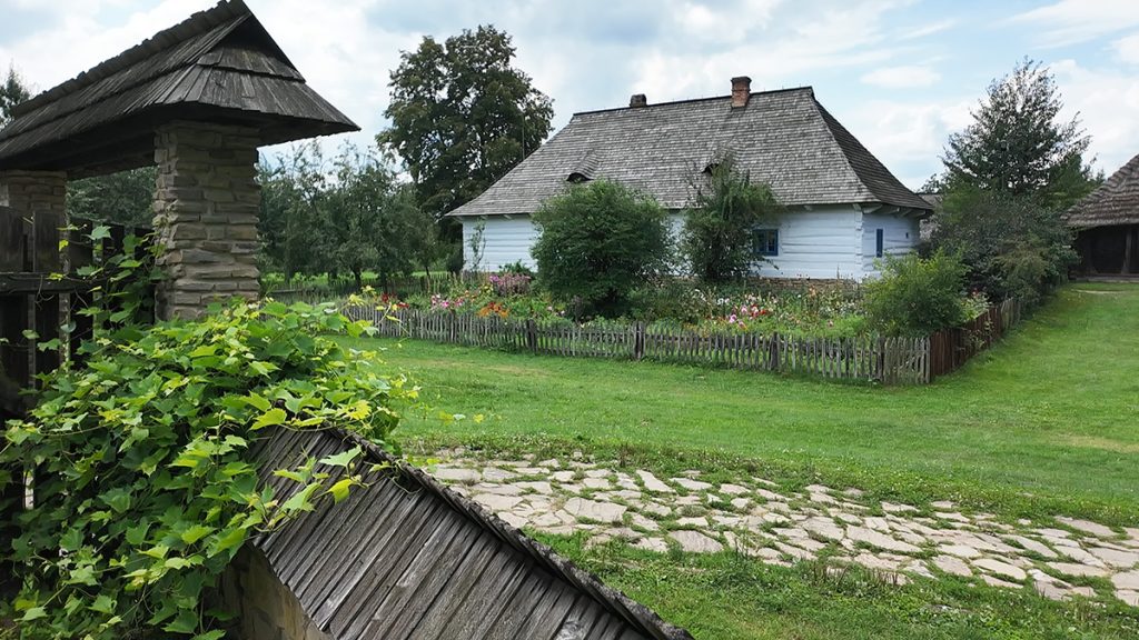 Plebania z Ropy w skansenie w Sanoku.