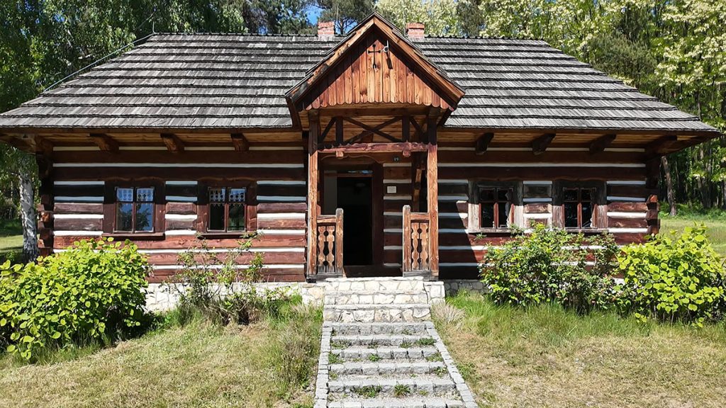 Plebania z końca XIX wieku w skansenie w Wygiełzowie (fot. Kamil Janicki).