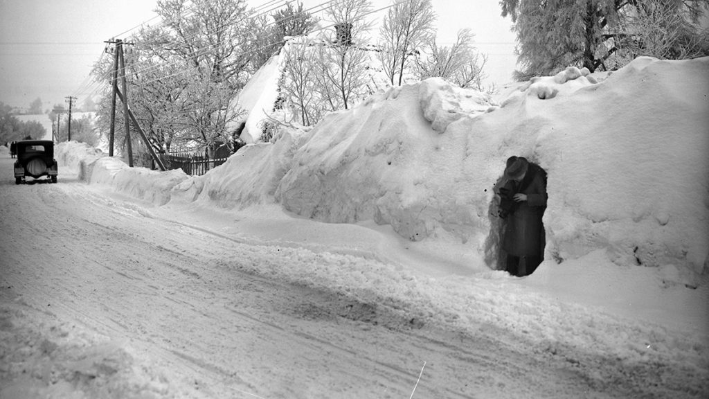 Przydrożne zaspy zimą 1929 roku.