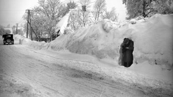 Przydrożne zaspy zimą 1929 roku.