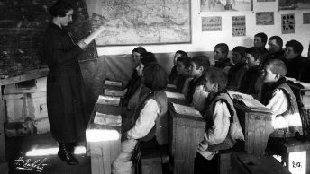 Wiejska szkoła powszechna na południowym wschodzie Polski. Lata 30. XX wieku.