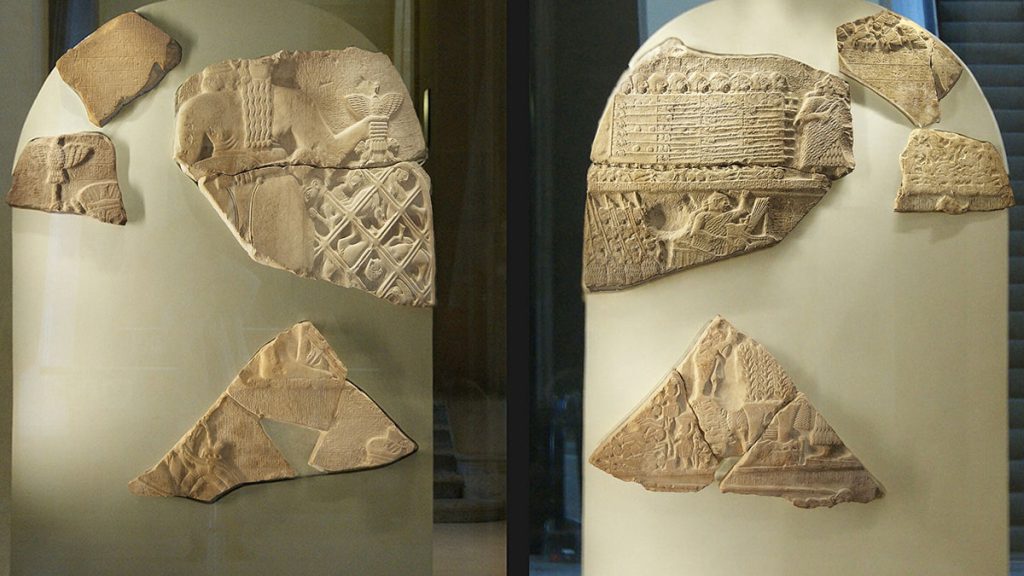 Zachowane fragmenty steli sępów eksponowane w Luwrze (fot. Kikuyu3, Eric Gaba, lic. CC-BY SA 3,0).