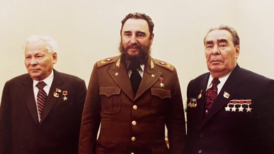 Castro, Breżniew i Czernienko (fot. Mos.ru, lic.CC BY 4.0)